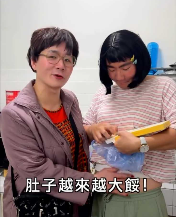 阿翰合體「龍鬚糖小哥」拍片，網友幾乎認不出來。（圖／翻攝Threads）